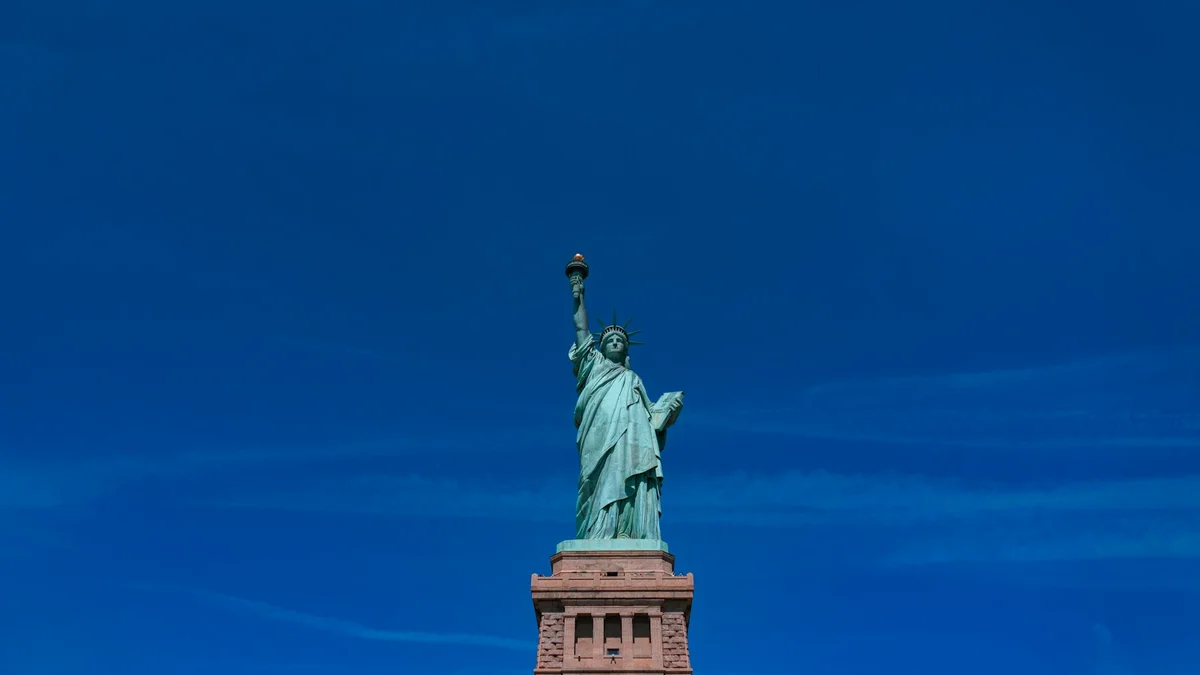 Estatua de la Libertad en Liberty Island con la bahía de Nueva York al fondo